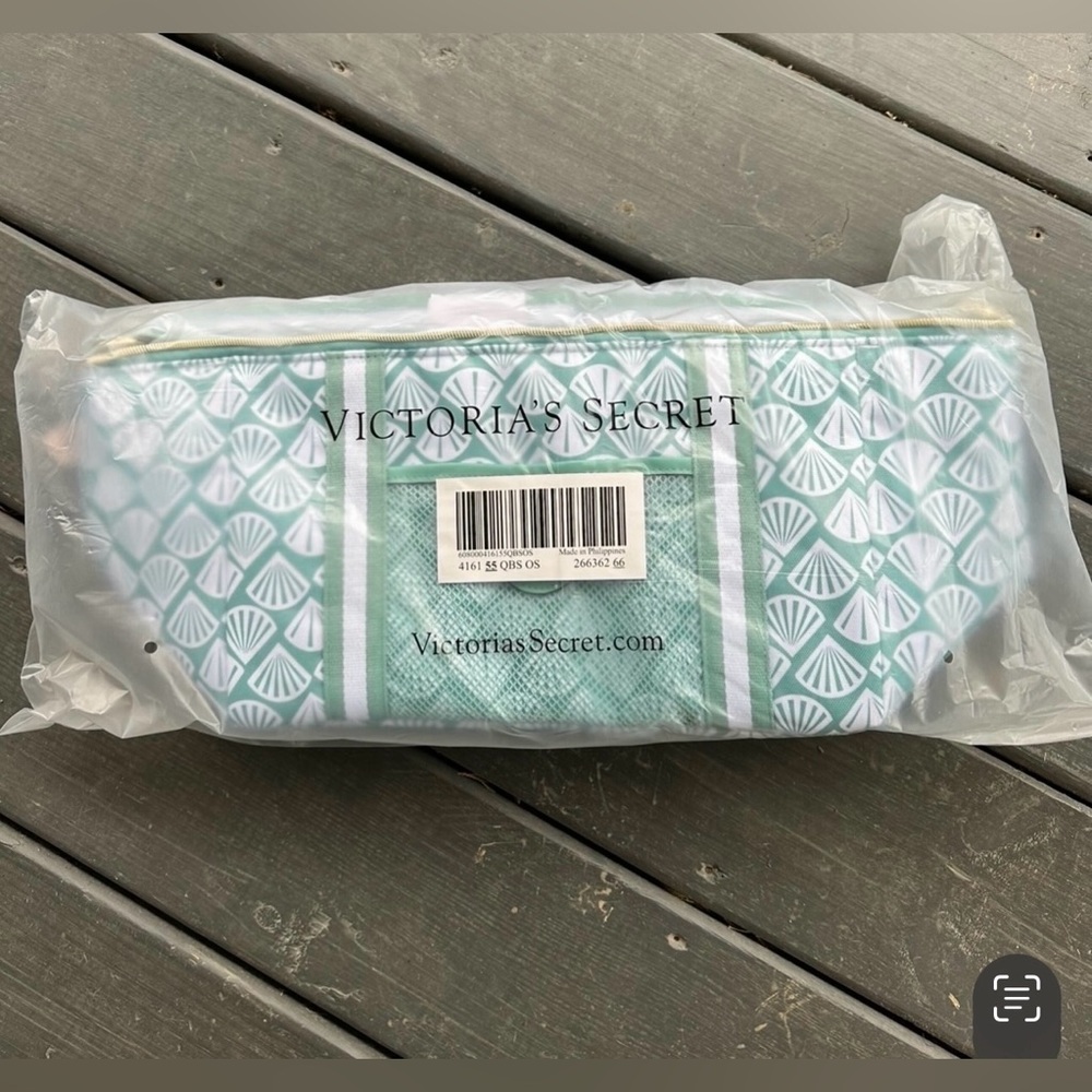 Victoria's Secret shell pattern mint Green lunchbox Bag- NEW! Unopened!